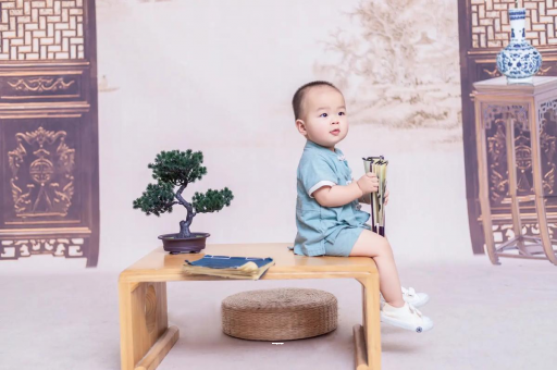 松滋宝宝边吃奶边挣扎烦躁